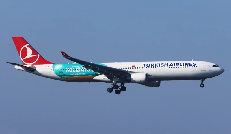 Uno de los 33 A330-300 de la compañía de bandera turca ha sido decorado especialmente con el lema “Turkish Airlines Holidays”. Foto: Julio Maíz